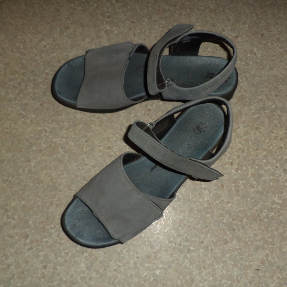 HUSH PUPPIES light blue suede sandals sz 10M